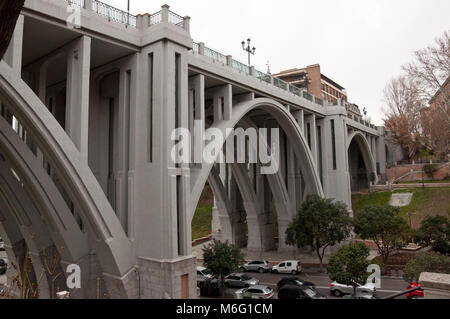 Segovia Viadukt in der La Latina Nachbarschaft in Madrid, Spanien Stockfoto