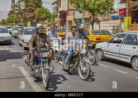 Kashan, Iran - 27. April 2017: Eine Gruppe von vier Motorräder Fahrten entlang der Fahrbahn einer Stadt Straße im Verkehr. Stockfoto