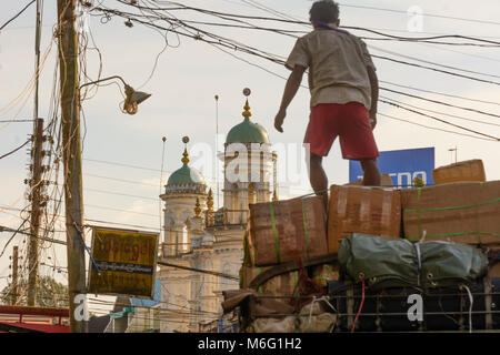 Mawlamyine, Mawlamyaing (moulmein): Surtee sunnitischen Jamae Masjid Moschee, Männer Lkw, überlastet,, Mon, Myanmar (Birma) Stockfoto