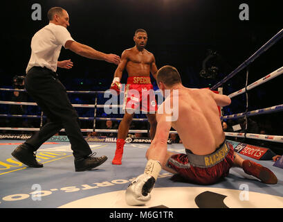 Sergey Rabchenk ist in Runde 2 bei seinem Kampf gegen Kell Brook in ihrer Super-Welterweight Wettbewerb an der FlyDSA Arena, Sheffield klopfte. Stockfoto