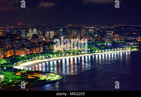 Nacht Blick auf die Spitze des Rio de Janeiro Innenstadt mit den Lichtern der Stadt, Gebäude, Strand und Straßen in einer Sommernacht Stockfoto