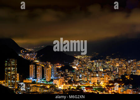 Nacht Blick von oben in der Nachbarschaft Botafogo in Rio de Janeiro mit den Lichtern der Stadt, die Hügel und die Slums beleuchtet in einer Sommernacht Stockfoto