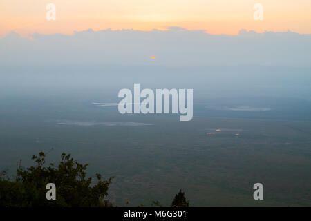 Sonnenaufgang über der Ngorongoro Conservation Area (NCA) Weltkulturerbe im Krater Hochland, Tansania Stockfoto