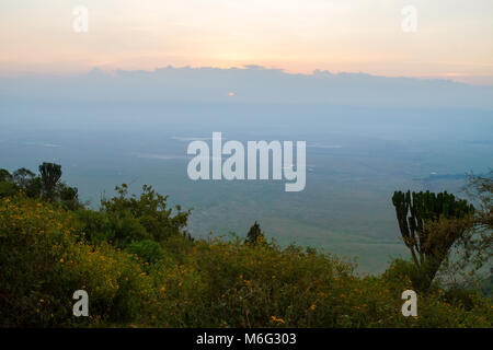 Sonnenaufgang über der Ngorongoro Conservation Area (NCA) Weltkulturerbe im Krater Hochland, Tansania Stockfoto