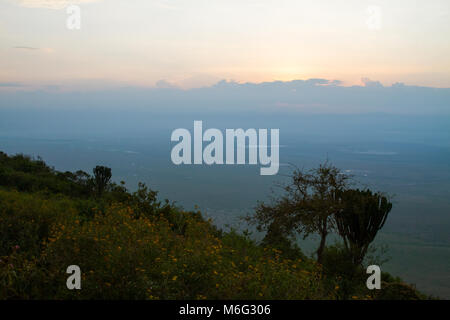 Sonnenaufgang über der Ngorongoro Conservation Area (NCA) Weltkulturerbe im Krater Hochland, Tansania Stockfoto