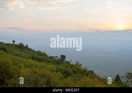 Sonnenaufgang über der Ngorongoro Conservation Area (NCA) Weltkulturerbe im Krater Hochland, Tansania Stockfoto