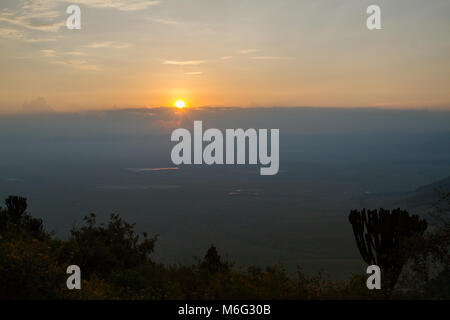 Sonnenaufgang über der Ngorongoro Conservation Area (NCA) Weltkulturerbe im Krater Hochland, Tansania Stockfoto