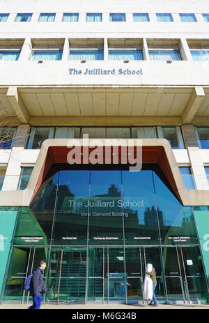 Außenansicht von der Juilliard School (Irene Diamond Gebäude) Darstellende Kunst Wintergarten, im Lincoln Center für Darstellende Künste, NY entfernt Stockfoto