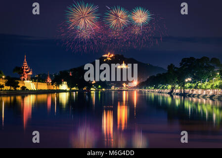 Mandalay Hill bei Nacht mit Feuerwerk in Mandalay, Myanmar. Stockfoto