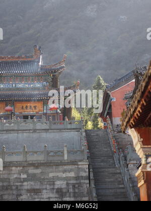 Wudang Temple und Wudang Mountaing. Der Ursprung des chinesischen Taoistischen Kampfkunst, Tai Chi. Reisen in Hu Bei Provinz, China. Im Jahr 2014, 16. April. Stockfoto