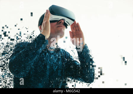 Eine Person in virtuellen Gläser fliegt in Pixel. Der Mann mit der Brille der Virtuellen Realität. Zukunft Technik Konzept. Moderne bildgebende Technik.