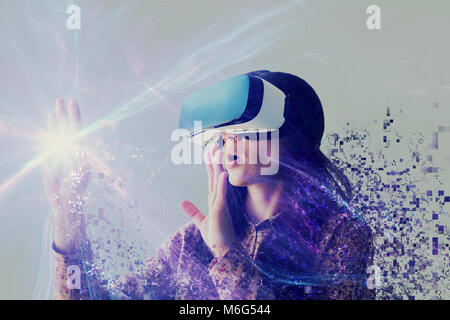 Eine Person in virtuellen Gläser fliegt in Pixel. Die Frau mit der Brille der Virtuellen Realität. Zukunft Technik Konzept. Moderne bildgebende Technik.