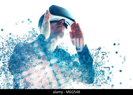 Eine Person in virtuellen Gläser fliegt in Pixel. Der Mann mit der Brille der Virtuellen Realität. Zukunft Technik Konzept. Moderne bildgebende Technik. Durch Pixel zersplittert.