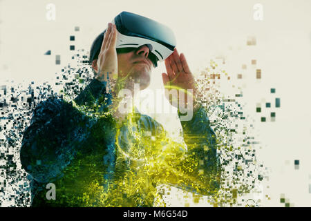 Eine Person in virtuellen Gläser fliegt in Pixel. Der Mann mit der Brille der Virtuellen Realität. Zukunft Technik Konzept. Moderne bildgebende Technik. Durch Pixel zersplittert.