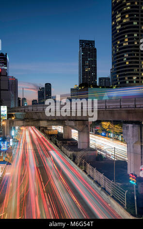 BANGKOK, THAILAND - 03. MÄRZ 2018: Leichte Wanderwege der Bangkok street light unter dem Chong Nonsi Skywalk. Stockfoto