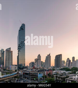 BANGKOK, THAILAND - 03. MÄRZ 2018: Bangkokâ € ™ s BTS Sky train seinen Weg macht der Chong Nonsi Station in der Nähe von Bangkokâ € ™ s höchste Gebäude. Stockfoto