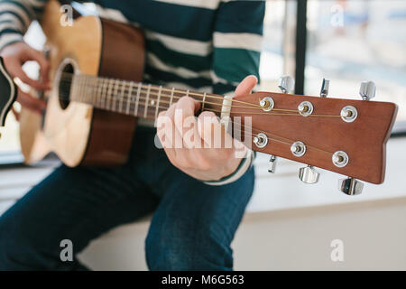 Lernen Gitarre zu spielen. Musik Bildung und außerschulischen Unterricht. Hobbys und Begeisterung für Gitarre spielen und singen Lieder. Stockfoto