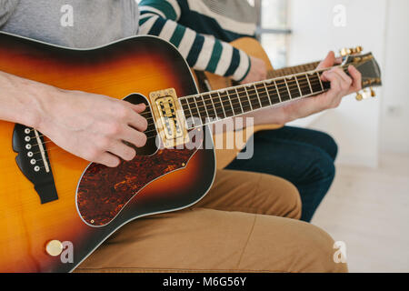 Lernen Gitarre zu spielen. Musik Bildung und außerschulischen Unterricht. Hobbys und Begeisterung für Gitarre spielen und singen Lieder. Stockfoto