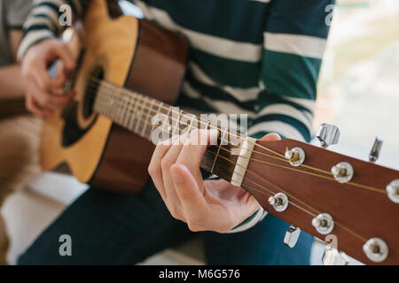 Lernen Gitarre zu spielen. Musik Bildung und außerschulischen Unterricht. Hobbys und Begeisterung für Gitarre spielen und singen Lieder. Stockfoto