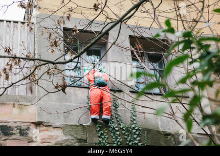 Weihnachtsschmuck auf dem Sims vor dem Fenster. Stockfoto