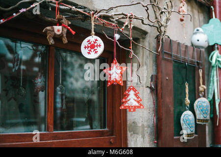 Weihnachtsschmuck von Häusern in Deutschland. Feiert das Neue Jahr und Weihnachten. Frohe Weihnachten. Stockfoto