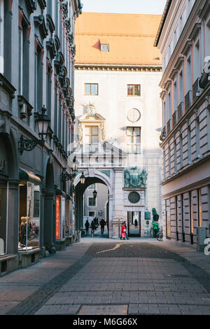 München, 29. Oktober 2017: Perspektivische Ansicht der Gasse, engen Straße Kreuzung von modernen und historischen Gebäuden umgeben Stockfoto