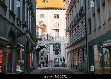 München, 29. Oktober 2017: Perspektivische Ansicht der Gasse, engen Straße Kreuzung von modernen und historischen Gebäuden umgeben Stockfoto