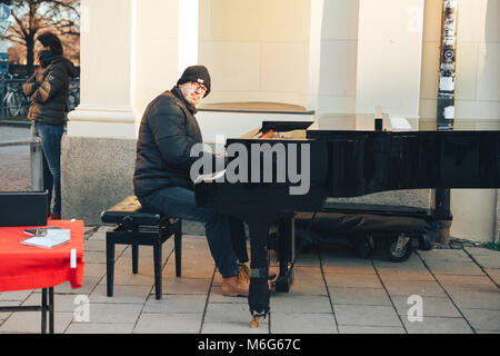 München, Deutschland, 29. Dezember 2016: eine Straße Musiker Klavier spielen. Unterhaltung der Touristen in Europa. Street musikalische Leistung. Musical Show. Stockfoto