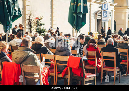 München, Deutschland, 29. Dezember 2016: Beliebt bei den Einheimischen und Touristen ist die Open-air-Restaurant auf dem Odeonsplatz in München. Der Winterurlaub. Outdoor Freizeitaktivitäten. Das tägliche Leben in Europa. Stockfoto