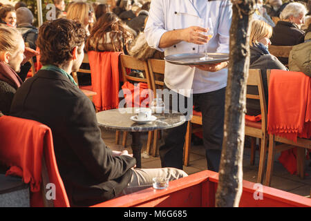 München, Deutschland, 29. Dezember 2016: Beliebt bei den Einheimischen und Touristen ist die Open-air-Restaurant auf dem Odeonsplatz in München. Der Winterurlaub. Outdoor Freizeitaktivitäten. Das tägliche Leben in Europa. Stockfoto