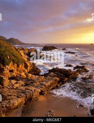 Sonnenuntergang, Surf, Garrapata State Park, Big Sur, Monterey County, Kalifornien Stockfoto