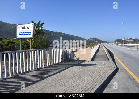 Die Brücke über den Touw River an der kleinen Stadt Wildnis auf der Garden Route von Südafrika in der Nähe des Indischen Ozeans Stockfoto