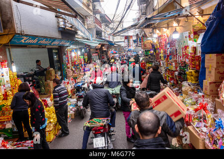 Roller und Fußgänger-Wettbewerb für Zimmer in einer engen Straße in Hanoi, Vietnam Stockfoto