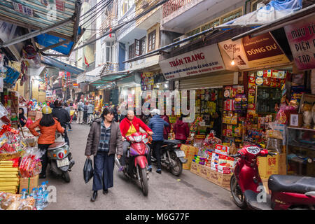 Roller und Fußgänger-Wettbewerb für Zimmer in einer engen Straße in Hanoi, Vietnam Stockfoto