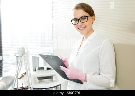 Portrait von hübschen jungen Arzt Stockfoto