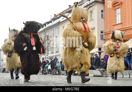 Ljubljana, Slowenien - 10. Februar 2018 - Karneval auf sprach Samstag mit traditionellen Figuren, als kurent oder korent in Ljubljana, Sl bekannt Stockfoto