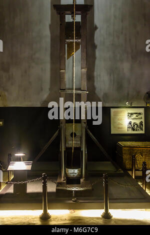 Guillotine auf Anzeige an Hỏa Lò Gefängnis, von französischen Kolonisten verwendet politischen Gefangenen in Hanoi, Vietnam auszuführen Stockfoto