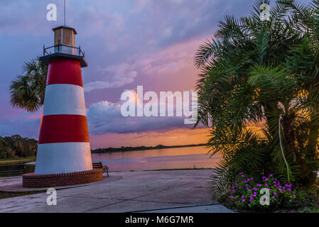 USA, Florida, Mount Dora, solnedgång, Pir, sjö, Semester, njuta, stillhet, lila, parkbänk, personer, Sonnenuntergang, Pier, See, Urlaub, genießen, Stille, purp Stockfoto