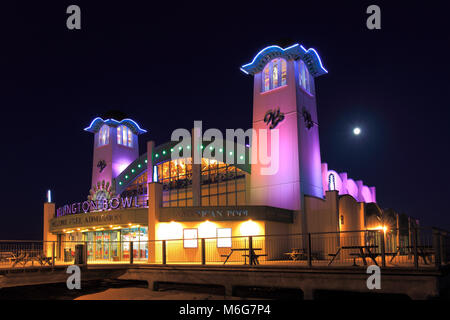 Die Wellington Pier bei Nacht, Great Yarmouth, Norfolk, England, Großbritannien Stockfoto