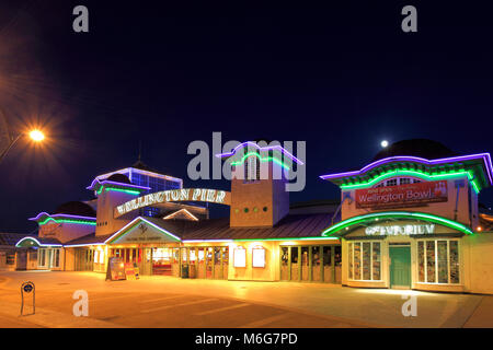 Die Wellington Pier bei Nacht, Great Yarmouth, Norfolk, England, Großbritannien Stockfoto