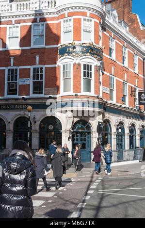 Außenansicht des Prince Regent Pub in der Marylebone High Street, London, England, Großbritannien Stockfoto