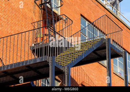Notausgang Treppe an der Seite des industriellen Backsteinbau, London, England, Vereinigtes Königreich, Großbritannien Stockfoto