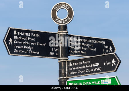 Thames Path Wegweiser in der Nähe der Themse, London, England, Vereinigtes Königreich, Großbritannien Stockfoto