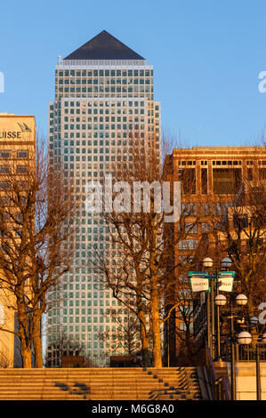 One Canada Square skyscraper in Canary Wharf bei Sonnenuntergang, London Vereinigtes Königreich Großbritannien Stockfoto