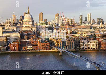 Panoramablick auf St Paul's Cathedral und umliegende Gebäude, London England Großbritannien Stockfoto