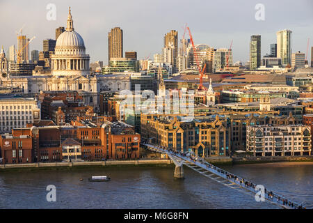 Panoramablick auf St Paul's Cathedral und umliegende Gebäude, London England Großbritannien Stockfoto