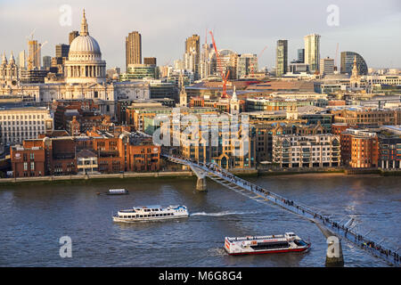 Panoramablick auf St Paul's Cathedral und umliegende Gebäude, London England Großbritannien Stockfoto