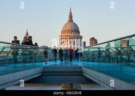 Die Leute auf der Millennium Bridge mit St. Paul's Kathedrale im Hintergrund, London England United Kingdom UK