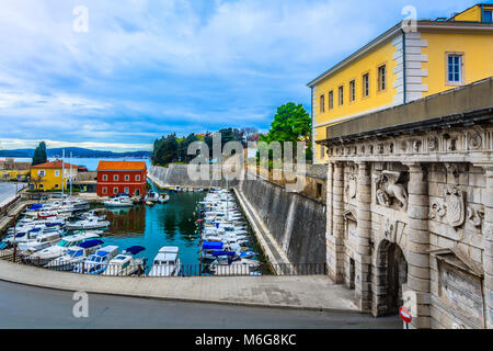 Malerischer Blick auf berühmte Wahrzeichen Fosa in der Stadt Zadar, Kroatien Europa. Stockfoto