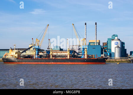 Langfrachtschiff in der Zuckerfabrik Tate & Lyle Silvertown, Thames Refinery, London, England, Vereinigtes Königreich, VEREINIGTES KÖNIGREICH Stockfoto